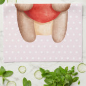 Niedlicher Teddy Bär, der auf Polka Docks ein Rote Geschirrtuch (Gefaltet)