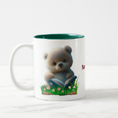 Niedlicher Teddy Bar liest ein Buch Personalisiert Zweifarbige Tasse (Links)