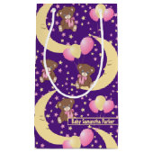 Niedlicher Teddybär auf dem Mondmuster Kleine Geschenktüte (Vorderseite)