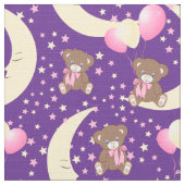 Niedlicher Teddybär auf dem Mondmuster Stoff (Nahaufnahme)