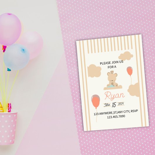 Niedlicher Teddybär auf der Wolke Einladung