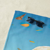 Niedlicher Teddybär, der am Strand spaziert Strandtuch (Beispiel)