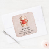 Niedlicher Teddybär, der ein Rotes Herz-Geschäft f Quadratischer Aufkleber (Umschlag)