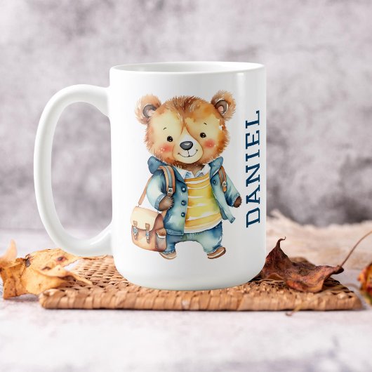 Niedlicher Teddybär der ersten Klasse in einer Jac Kaffeetasse