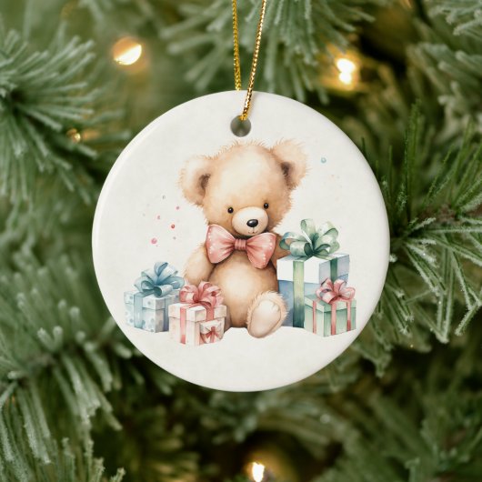 Niedlicher Teddybär mit Weihnachtsgeschenken Keramik Ornament (Baum)