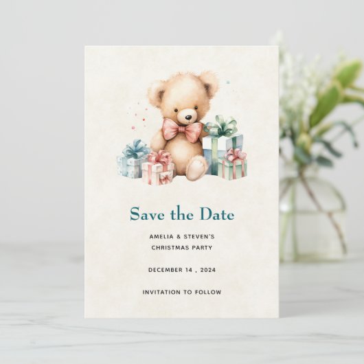 Niedlicher Teddybär mit Weihnachtsgeschenken Save The Date (Stehend Vorderseite)