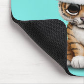 Niedlicher Tiger CUB, das eine Weihnachtsmannmütze Mousepad (Ecke)