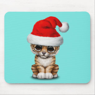 Niedlicher Tiger CUB, das eine Weihnachtsmannmütze Mousepad