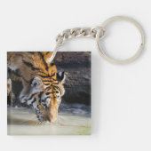 Niedlicher Tiger im Gras Schlüsselanhänger (Rückseite)