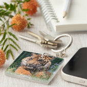 Niedlicher Tiger im Gras Schlüsselanhänger (Vorderseite rechts)