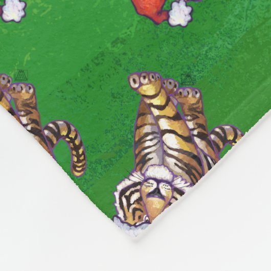 Niedlicher Tiger in der Weihnachtsmannmütze über g Fleecedecke (Ecke)