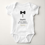 Niedlicher Trauzeuge bei der Ausbildung von Schwar Baby Strampler<br><div class="desc">Dieses lustige Baby-One-Stück ist als ein Gunst- oder Hochzeitsjunges konzipiert. Das Design zeigt ein Bild einer schwarzen Bogen-Krawatte und drei Tasten auf einem weißen Hintergrund. Der Text liest Trauzeuge in Training, und hat einen Ort, um seinen Namen, den Namen des Ehepaares und das Hochzeitsdatum. Ideal für Mitglieder Ihrer Hochzeitsfeier, die...</div>