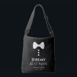 Niedlicher Trauzeuge Weiße Krawatte Tuxedo Wedding Tragetaschen Mit Langen Trägern<br><div class="desc">Diese lustigen Taschen sind als Favoriten, Geschenke oder als Schnapsbeutel für Ihren Trauzeuge konzipiert. Sie zeigen eine weiße Krawatte mit drei Knöpfen und Text, der Trauzeuge mit einem Platz zum Geben seines Namens sowie die Namen des Ehepaares und das Hochzeitsdatum liest. So können Sie sich bei allen Männern in Ihrer...</div>