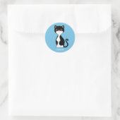 Niedlicher Tuxedo Cat Cartoon auf Light Blue Runder Aufkleber (Tasche)