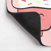 Niedlicher und glücklicher rosa kleiner Kuchen mit Mousepad (Ecke)