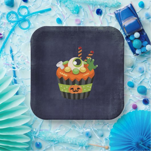 Niedlicher und grauenhafter Halloween Cupcake mit Pappteller (Party)
