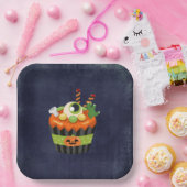 Niedlicher und grauenhafter Halloween Cupcake mit Pappteller (Party)