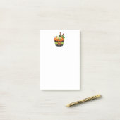 Niedlicher und grauenhafter Halloween Cupcake mit  Post-it Klebezettel (Auf Schreibtisch)