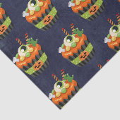 Niedlicher und grauenhafter Halloween Cupcake mit  Seidenpapier (Ausschnitt)