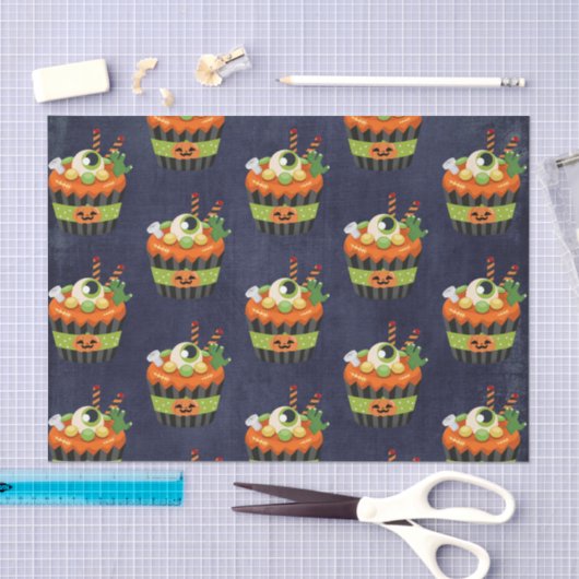Niedlicher und grauenhafter Halloween Cupcake mit  Seidenpapier (Handwerk)