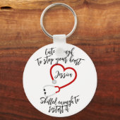 Niedlicher und kompetenter Mitarbeiter im Gesundhe Schlüsselanhänger (Vorderseite)