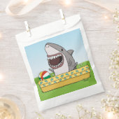 Niedlicher und lustiger Happy Shark im Pool Geschenktütchen (Ausgeschnitten)
