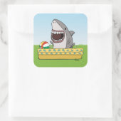 Niedlicher und lustiger Happy Shark im Pool Quadratischer Aufkleber (Tasche)