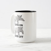 Niedlicher und lustiger Tapir auf Tapir weg Zweifarbige Tasse (Vorderseite Links)