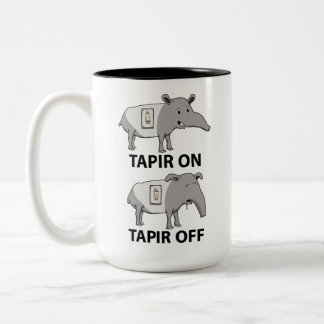 Niedlicher und lustiger Tapir auf Tapir weg Zweifarbige Tasse