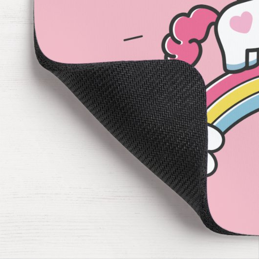 Niedlicher Unicorn auf einem Regenbogen-Entwurf Mousepad (Ecke)