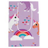 Niedlicher Unicorn-Regenbogen lila Mittlere Geschenktüte (Rückseite)