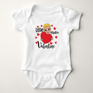 Niedlicher Valentine Boy Holding Herzstück Baby Strampler