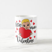 Niedlicher Valentine Boy Holding Herzstück Kaffeetasse (Mittel)