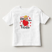 Niedlicher Valentine Boy Holding Herzstück Kleinkind T-shirt (Vorderseite)