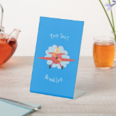 Niedlicher Vogel mit rotem Flugzeug Cartoon Abbild Sockelschild (In SItu)