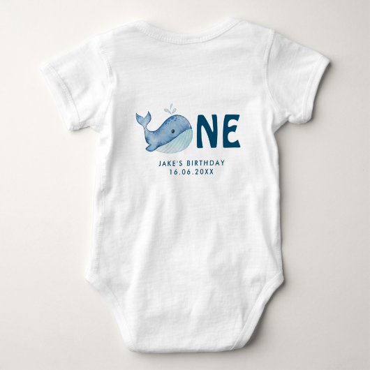 Niedlicher Wal mit Name und Datum des Kindes Baby Strampler (Rückseite)