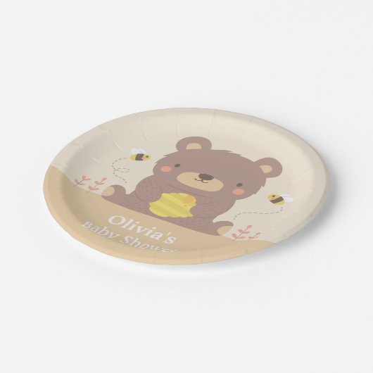 Niedlicher Waldbär und Pappteller (Schrägansicht)