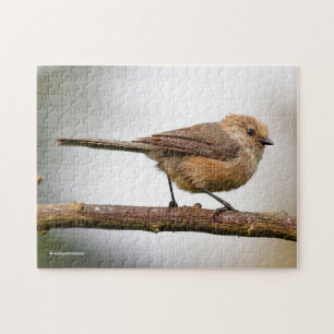 Niedlicher Wee Bushtit Songbird auf Obstbaum Puzzle