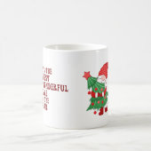 Niedlicher Weihnachts-Gnom umarmt Baum Kaffeetasse (Mittel)