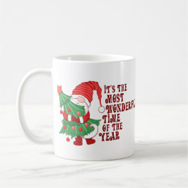 Niedlicher Weihnachts-Gnom umarmt Baum Kaffeetasse