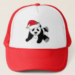 Niedlicher Weihnachtsbär Santa Truckerkappe<br><div class="desc">Niedliche Weihnachtspandas sind ein tolles Urlaubsgeschenk für den Menschen,  der Tiere Liebe. Dieser bezaubernde schwarz-weiße Panda-Bär trägt eine rote Weihnachtsmannmütze. Ich bekomme nicht genug von den Ferien und hübschen Tiergeschenken.</div>