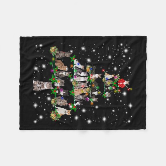 Niedlicher Weihnachtsbaum der Katze, gedeckt durch Fleecedecke (Vorderseite (Horizontal))
