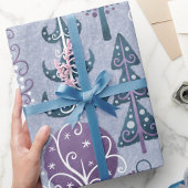 Niedlicher Weihnachtsbaum im Whimsikwald Lila Geschenkpapier