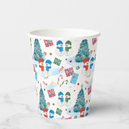 Niedlicher Weihnachtsbaum, Schneemann, Geschenke, Pappbecher (Vorderseite)