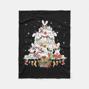 Niedlicher Weihnachtsbaum Weiße Kaninchen umgeben Fleecedecke