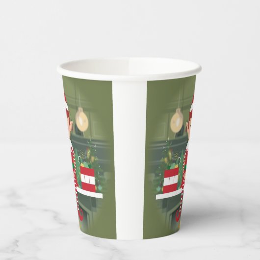 Niedlicher Weihnachtself auf der Tafel Pappbecher (Links)