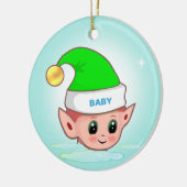 Niedlicher Weihnachtself auf hellblauer Keramik Or Ornament (Links)