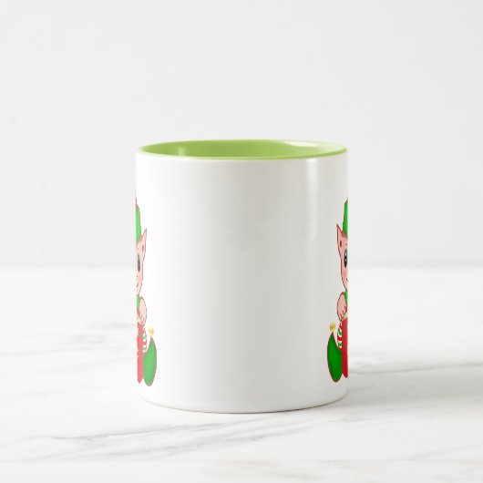 Niedlicher Weihnachtself mit Geschenkboxen und bea Zweifarbige Tasse (Mittel)