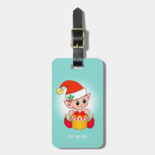 Niedlicher Weihnachtself und Geschenkboxen auf Aqu Gepäckanhänger