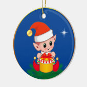 Niedlicher Weihnachtself und Stern auf blau Keramik Ornament (Links)